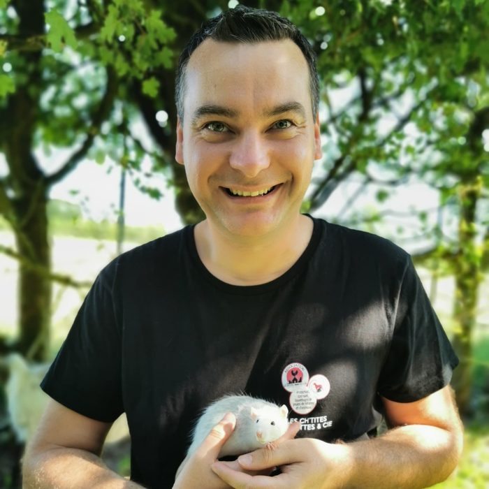 Edouard Chrétien, webmaster, avec un rat du refuge