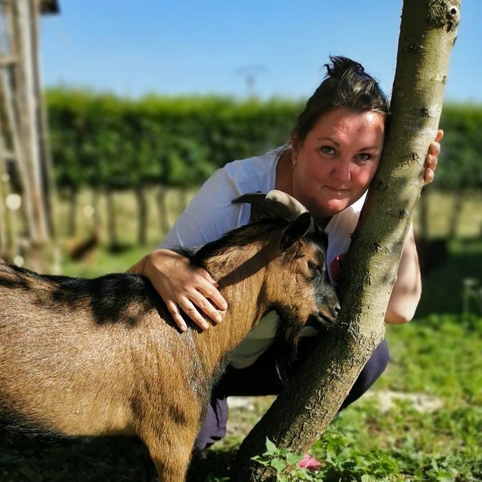 Nadège Pauwels, présidente, avec une chèvre du refuge