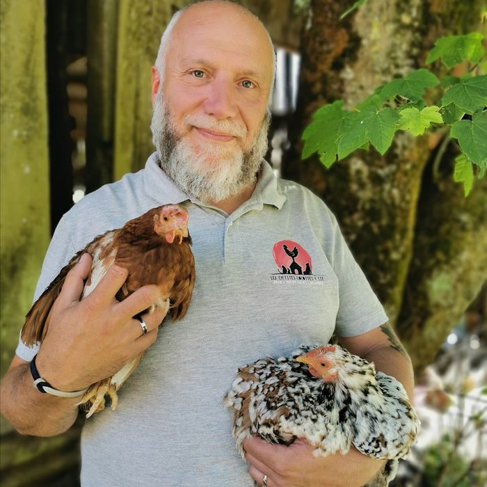 Pierre Pauwels, trésorier, avec deux poules