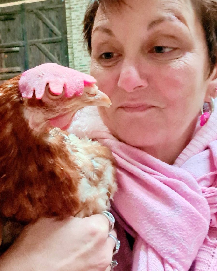 Nadège Pauwels, présidente, avec une poule dans les bras